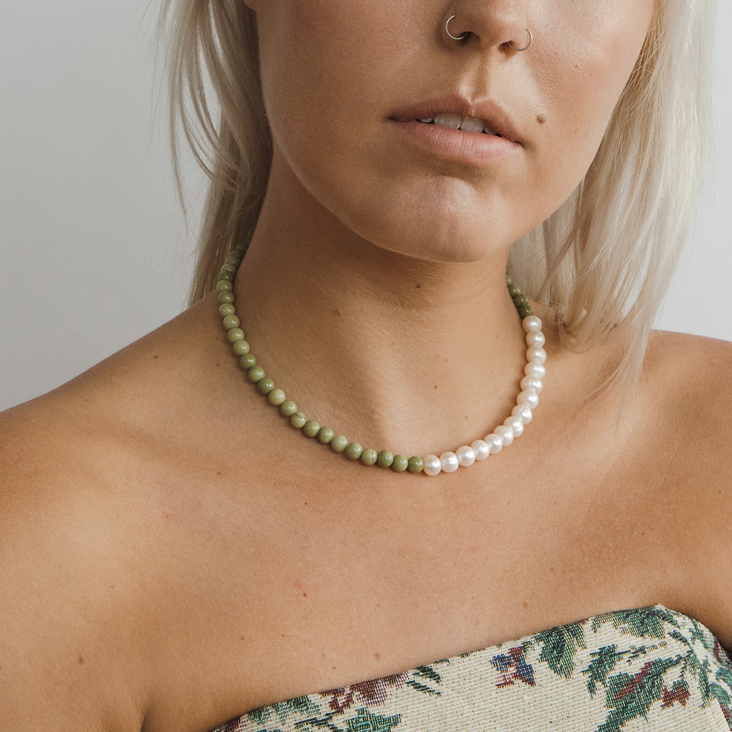 NaturalPearlnecklaceAgateNecklaceGreenNecklaceChokerHandcraftedbeadedModelfront