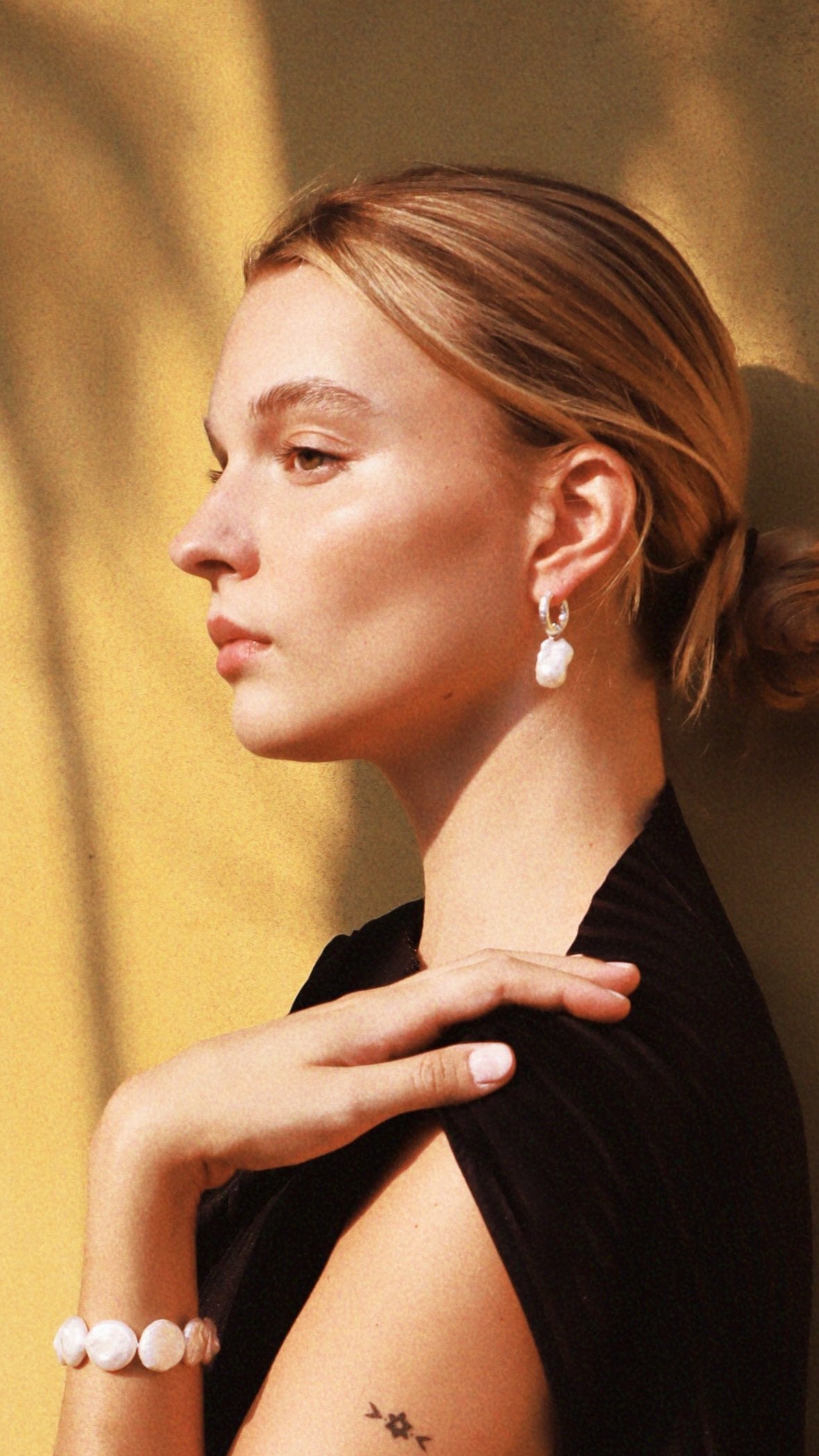 Freshwater Baroque Pearl Earring gold plated Hoop Wedding Baroque Earring 14k gold chunky hoop bridal pearl earring model