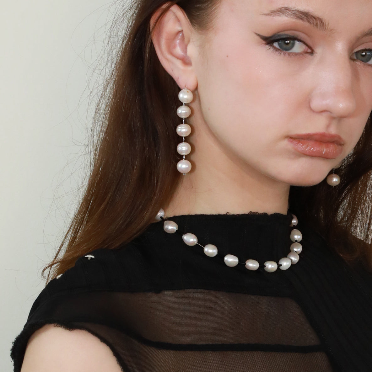 Long baroque pearl earring for wedding long dangle freshwater chuncky big pearl earring Wedding Earrings Bridal Earrings Wedding pearl earring Model Photo