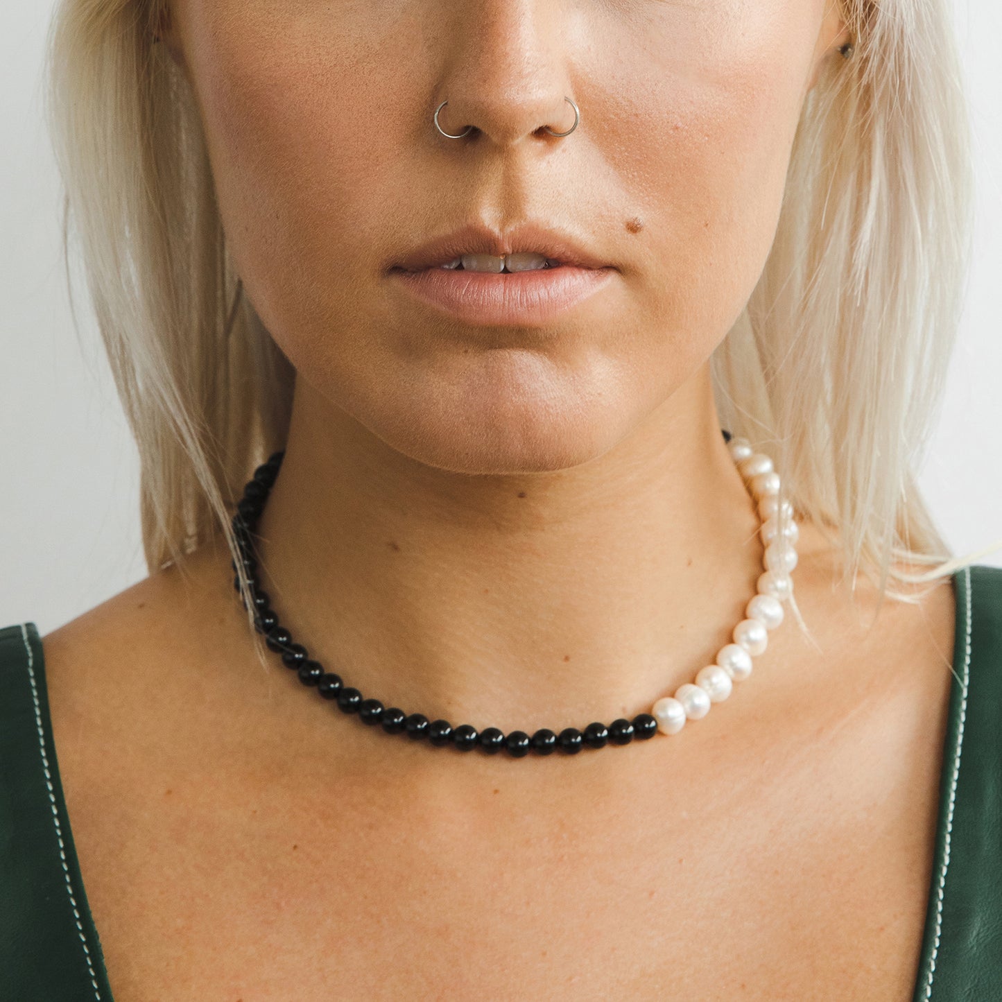 BlackAgateNecklaceFreshwaterPearlNacklaceBlackNecklaceHandcraftedbeadedPearlChokerModelFront