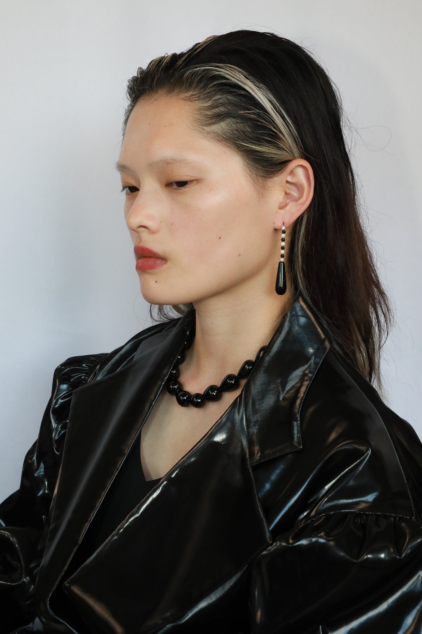 big black onyx teardrop beads earrings real natural freshwater baroque pearl earrings model photo