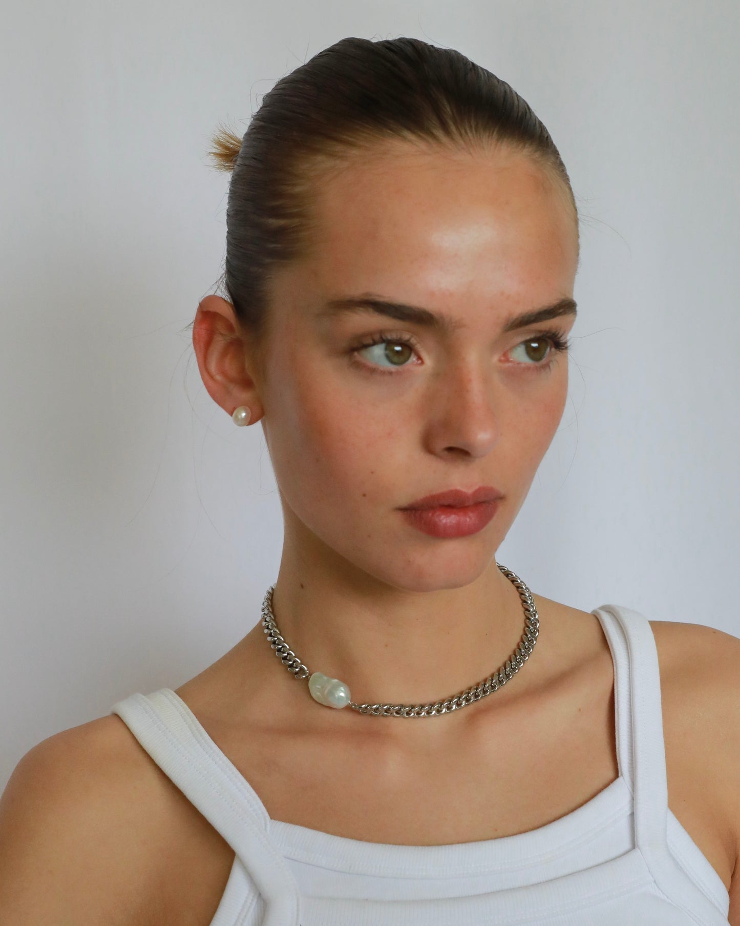 Minimal stainless steel chain necklace with natural freshwater pearl and silver-tone chunky chain design.