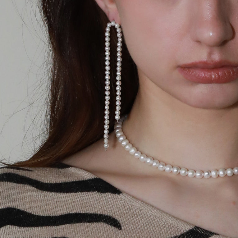 small pearl earring with long bridge shape long natural pearl drop earrings wedding earrings wedding guest earrings white pearl Model details