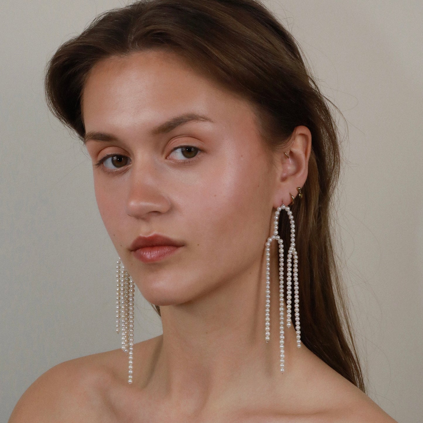 whiterealnaturalfreshwaterpearllongdangleshoulderdusterearringssterlingsilversilverpushbackclosureartdecocontemparybrideweddingmodelphoto