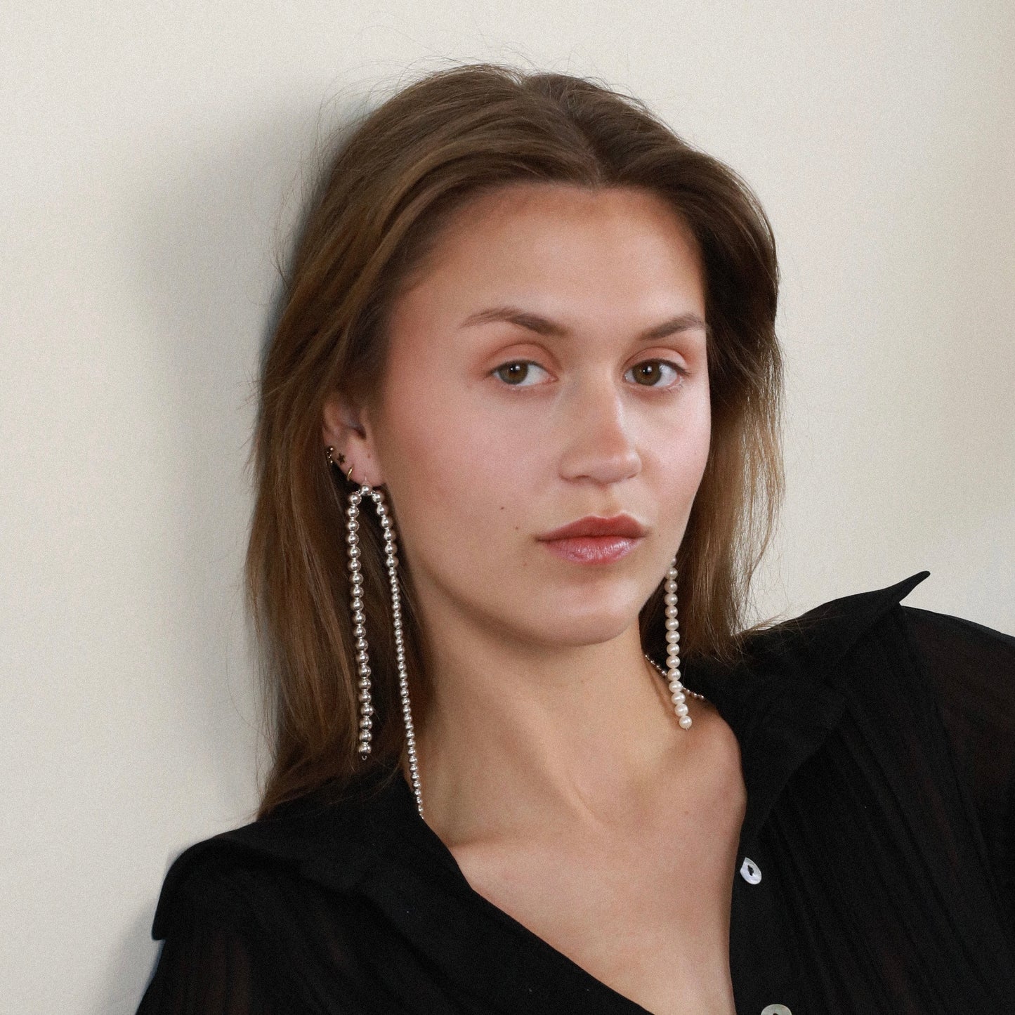 whiterealnaturalfreshwaterpearllongdangleshoulderdusterearringssterlingsilversilverpushbackclosureartdecocontemparybrideweddingmodelsideportrait