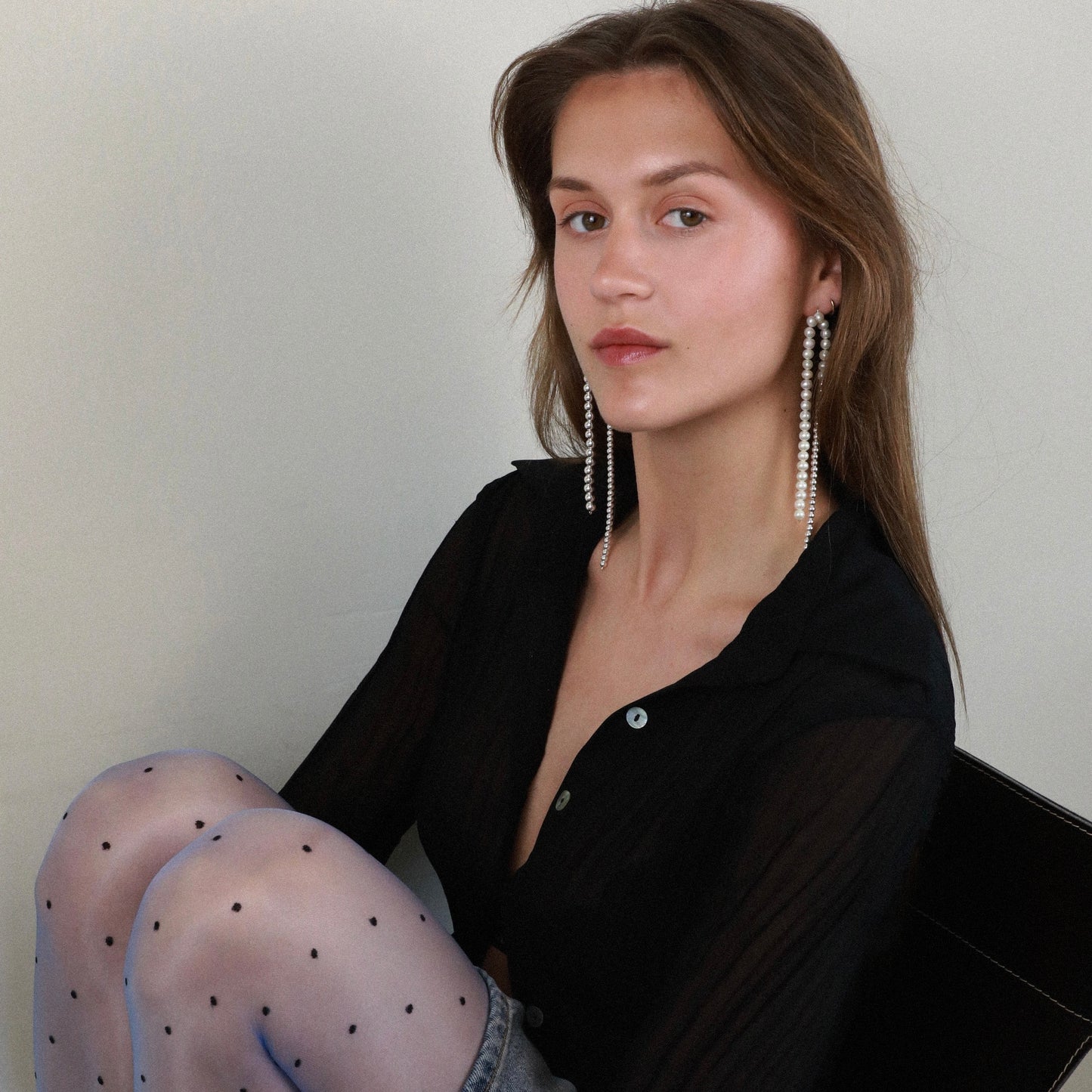 whiterealnaturalfreshwaterpearllongdangleshoulderdusterearringssterlingsilversilverpushbackclosureartdecocontemparybrideweddingmodelsideportrait