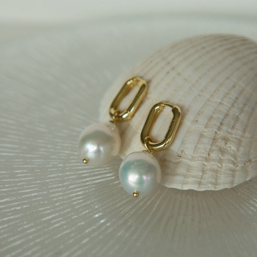 freshwater pearl earring  natural pearl drop earring natural pearl rectangular hoop Sterling silver hoop pearl oorbellen close up