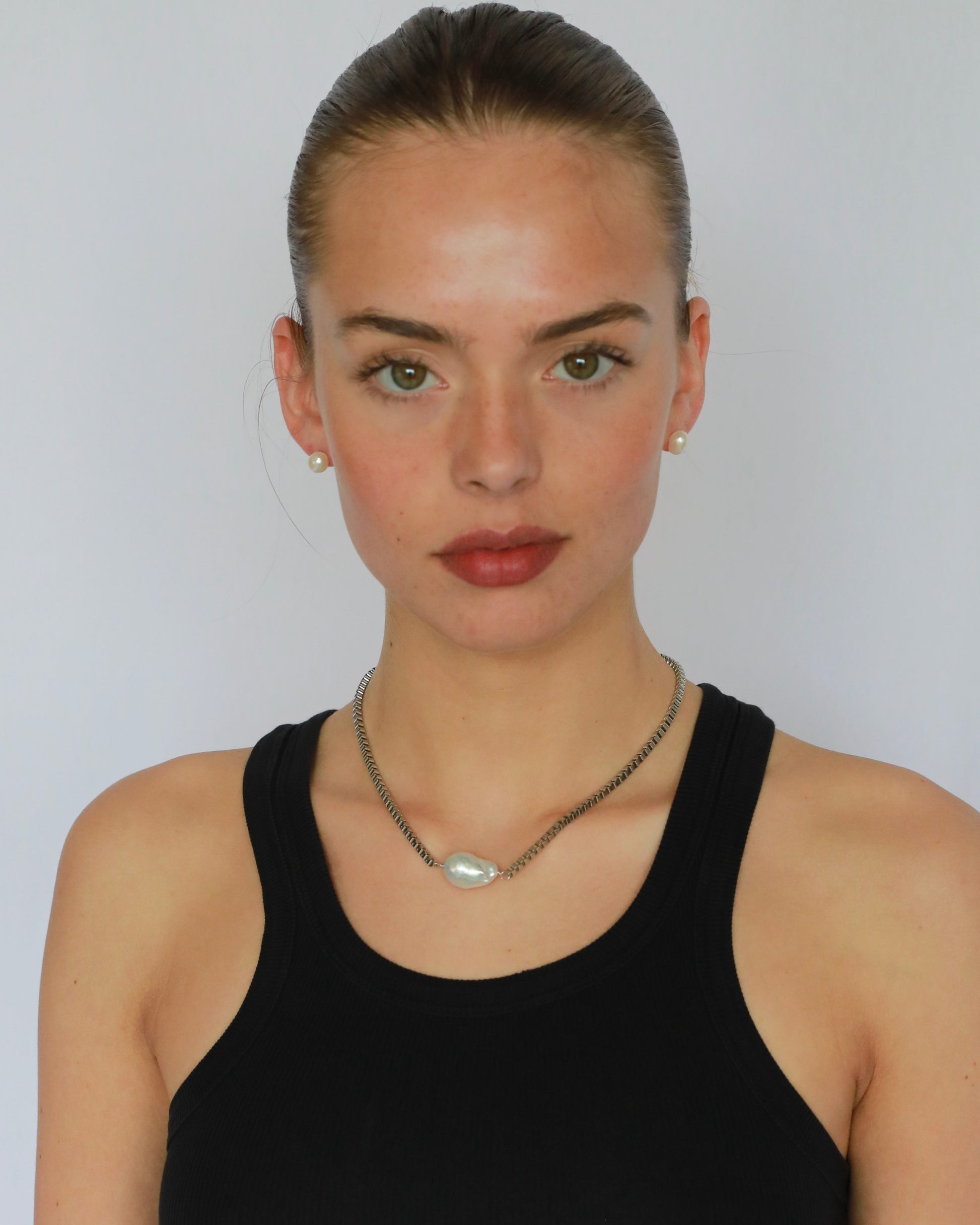 Minimal stainless steel chain necklace with natural freshwater pearl and silver-tone geometric chain design