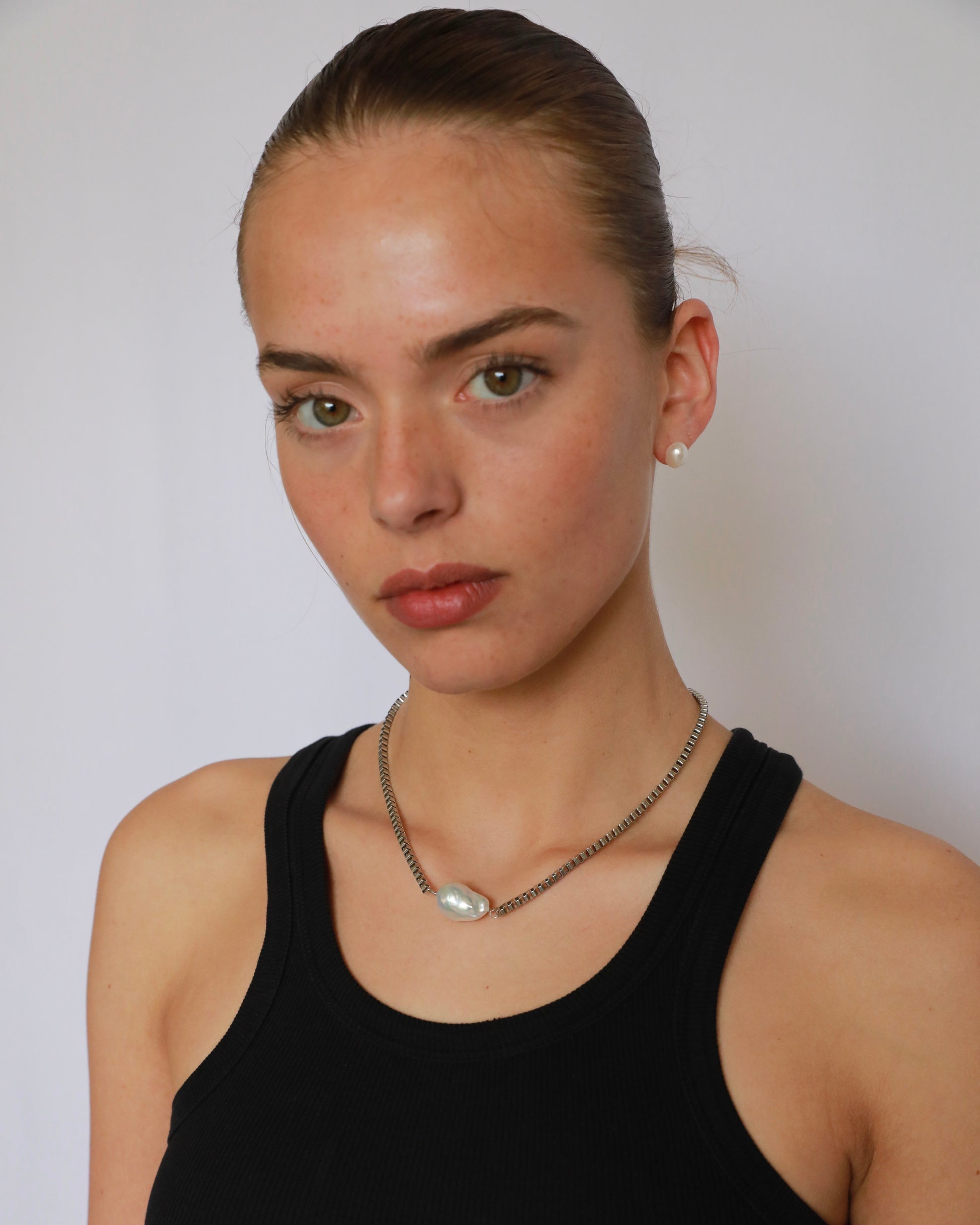 Minimal stainless steel chain necklace with natural freshwater pearl and silver-tone geometric chain design