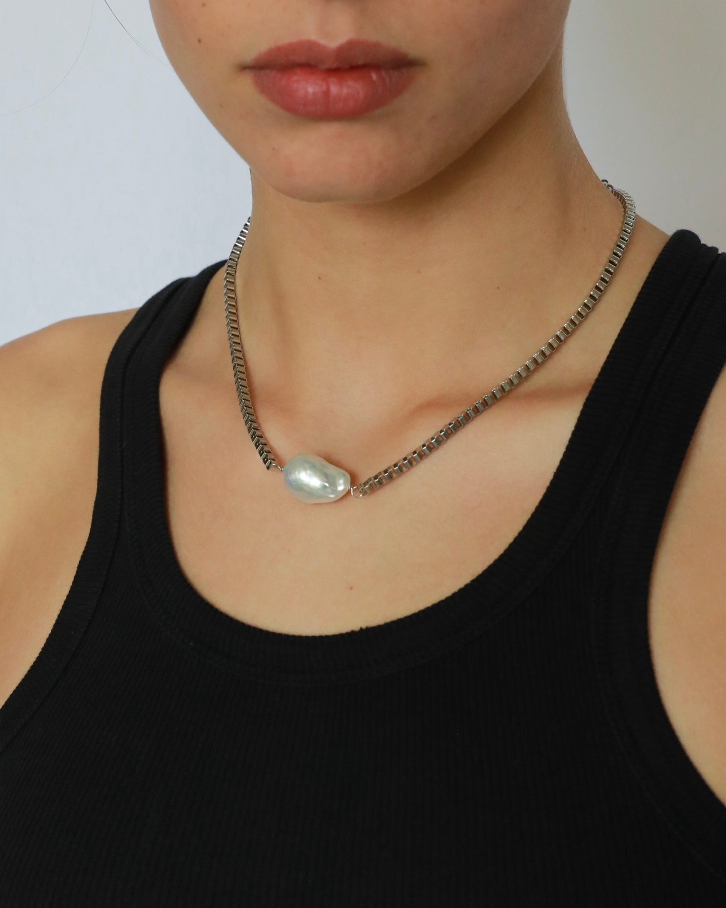 Minimal stainless steel chain necklace with natural freshwater pearl and silver-tone geometric chain design