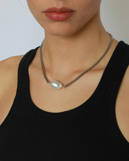 Minimal stainless steel chain necklace with natural freshwater pearl and silver-tone geometric chain design