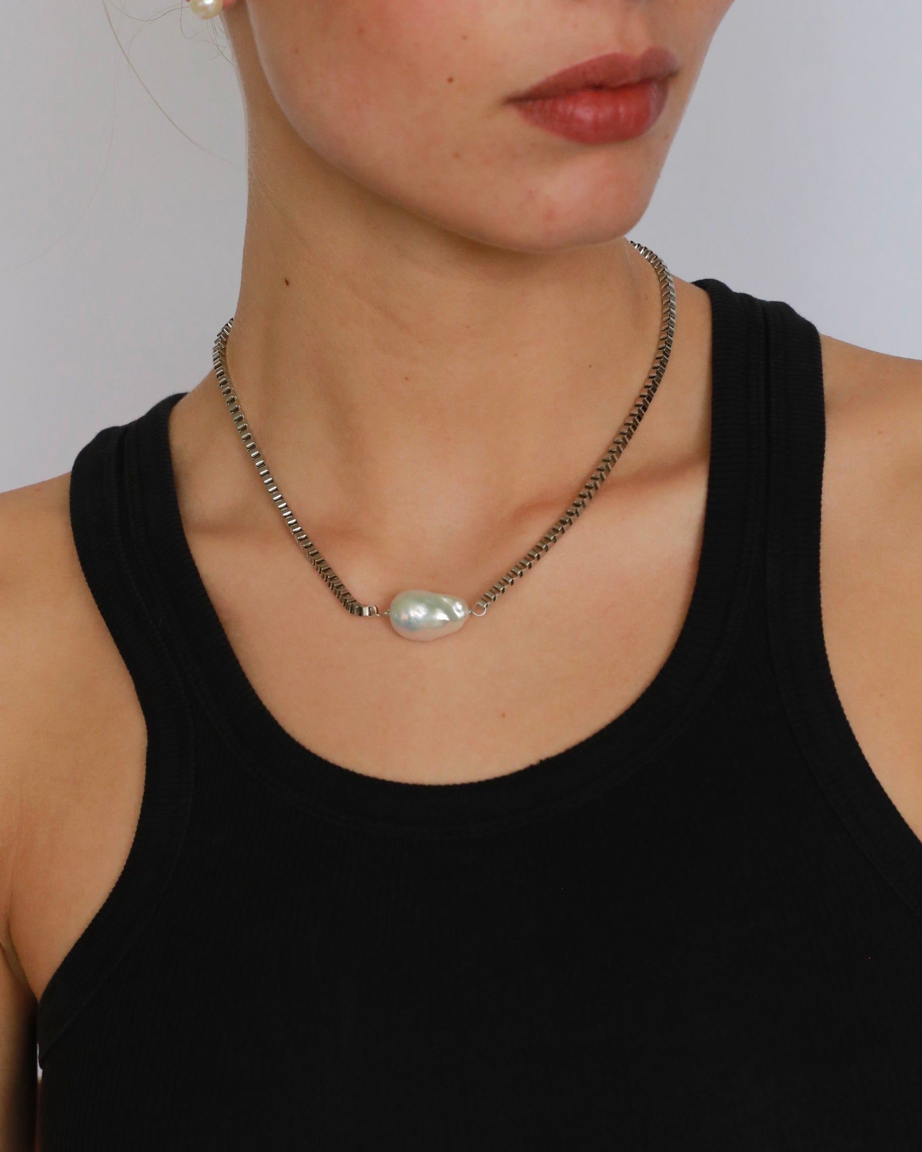 Minimal stainless steel chain necklace with natural freshwater pearl and silver-tone geometric chain design