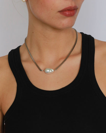 Minimal stainless steel chain necklace with natural freshwater pearl and silver-tone geometric chain design