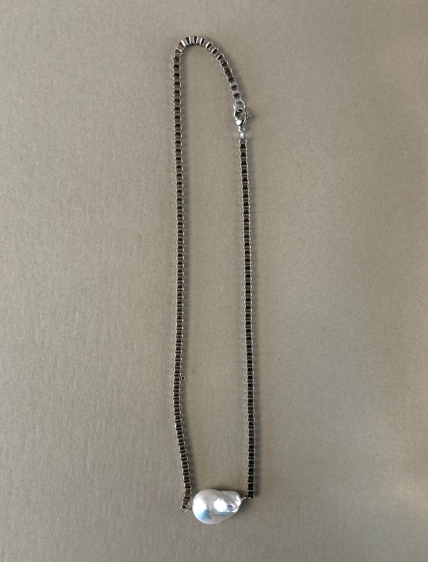 Minimal stainless steel chain necklace with natural freshwater pearl and silver-tone geometric chain design