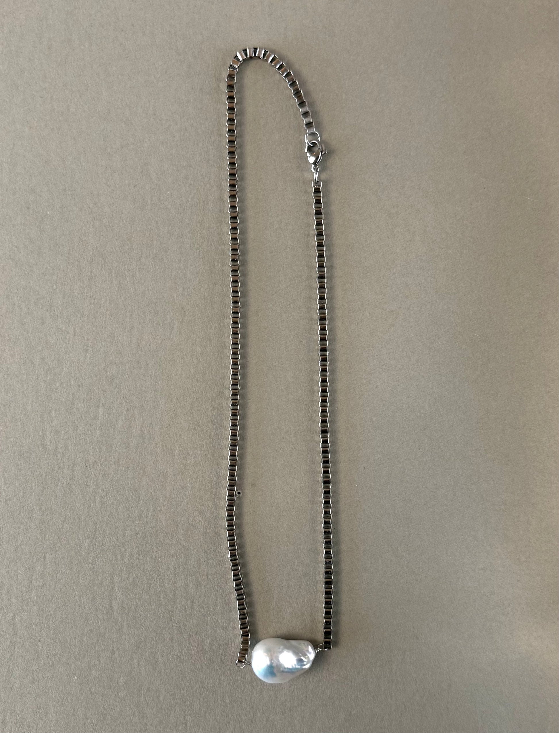 Minimal stainless steel chain necklace with natural freshwater pearl and silver-tone geometric chain design