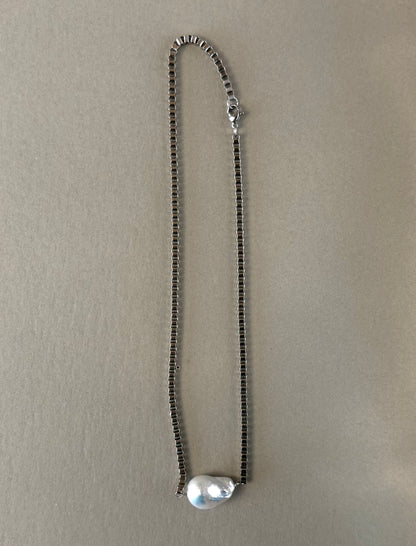Minimal stainless steel chain necklace with natural freshwater pearl and silver-tone geometric chain design