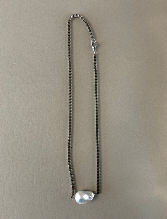 Minimal stainless steel chain necklace with natural freshwater pearl and silver-tone geometric chain design