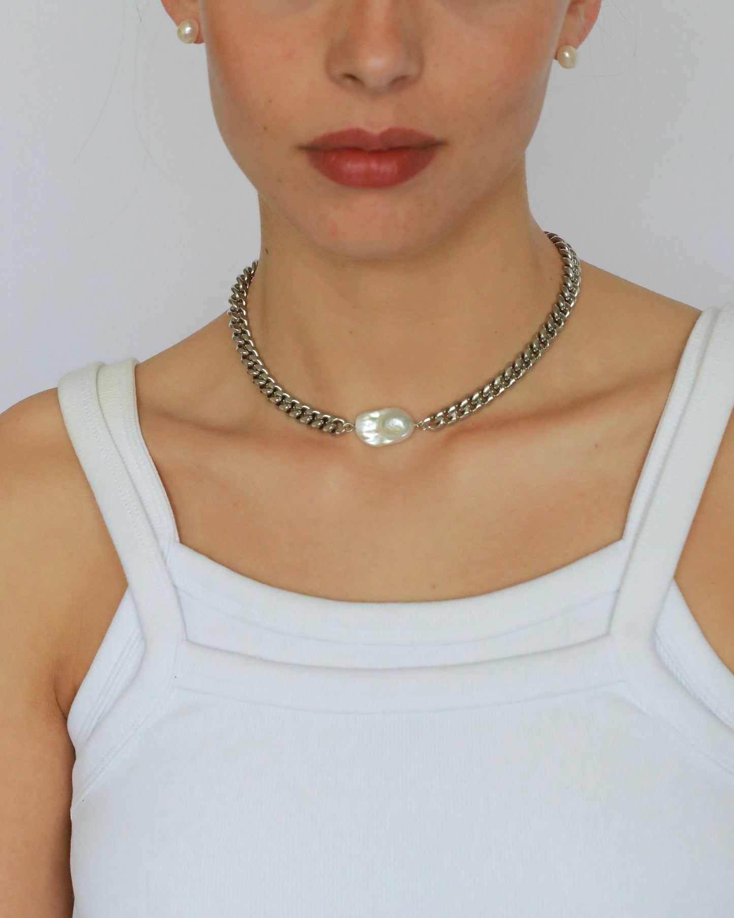 Minimal stainless steel chain necklace with natural freshwater pearl and silver-tone chunky chain design.