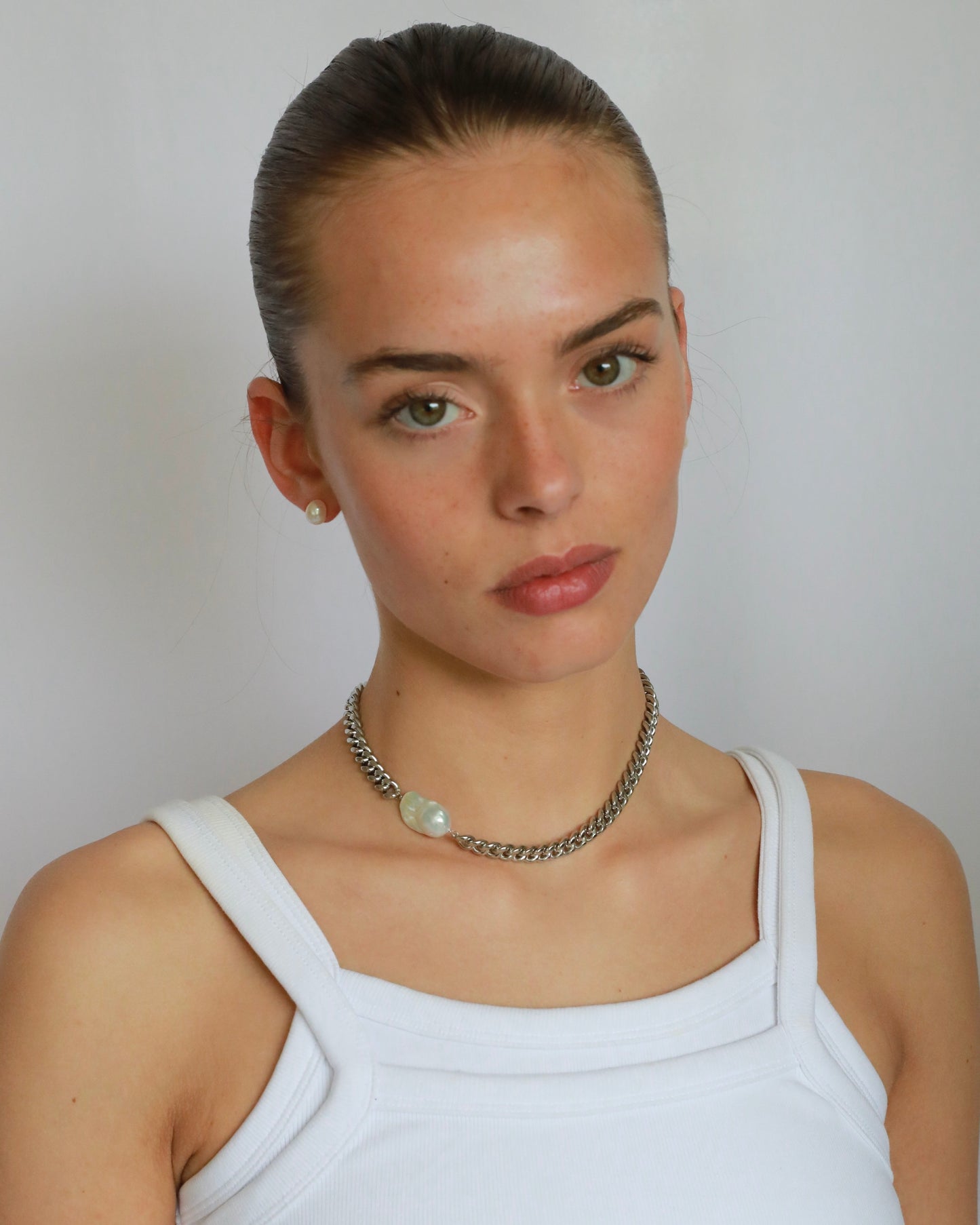 Minimal stainless steel chain necklace with natural freshwater pearl and silver-tone chunky chain design.
