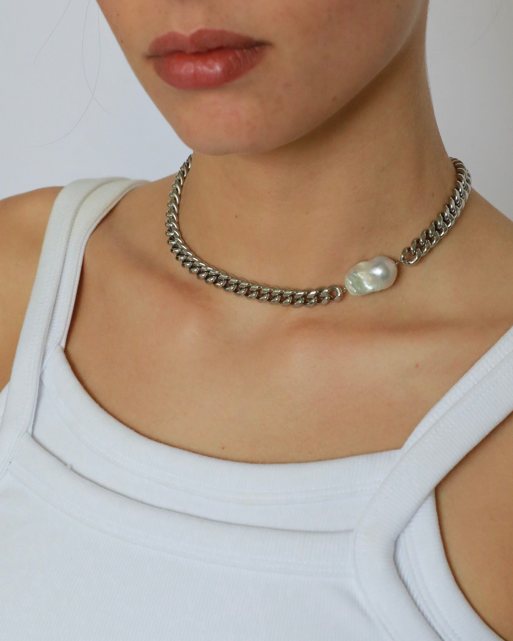 Minimal stainless steel chain necklace with natural freshwater pearl and silver-tone chunky chain design.