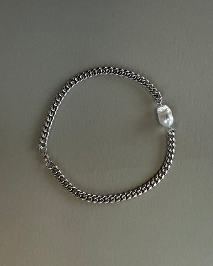 Minimal stainless steel chain necklace with natural freshwater pearl and silver-tone chunky chain design.