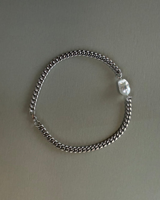 Minimal stainless steel chain necklace with natural freshwater pearl and silver-tone chunky chain design.