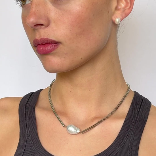 Minimal stainless steel chain necklace with natural freshwater pearl and silver-tone geometric chain design