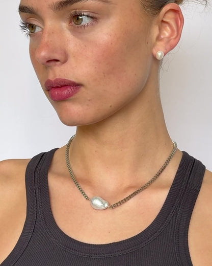 Minimal stainless steel chain necklace with natural freshwater pearl and silver-tone geometric chain design