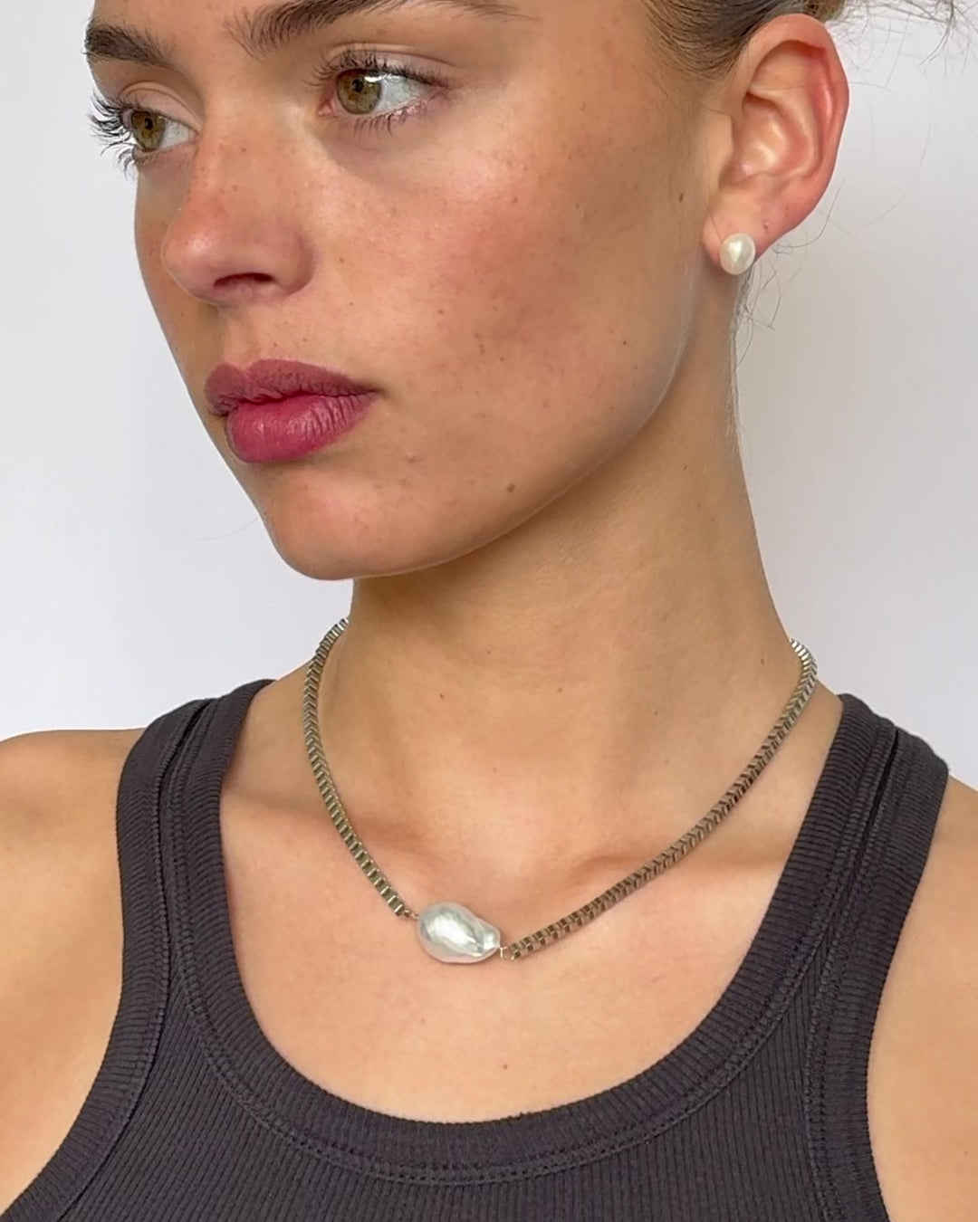 Minimal stainless steel chain necklace with natural freshwater pearl and silver-tone geometric chain design