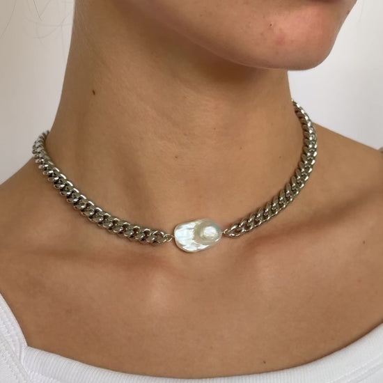 Minimal stainless steel chain necklace with natural freshwater pearl and silver-tone chunky chain design.