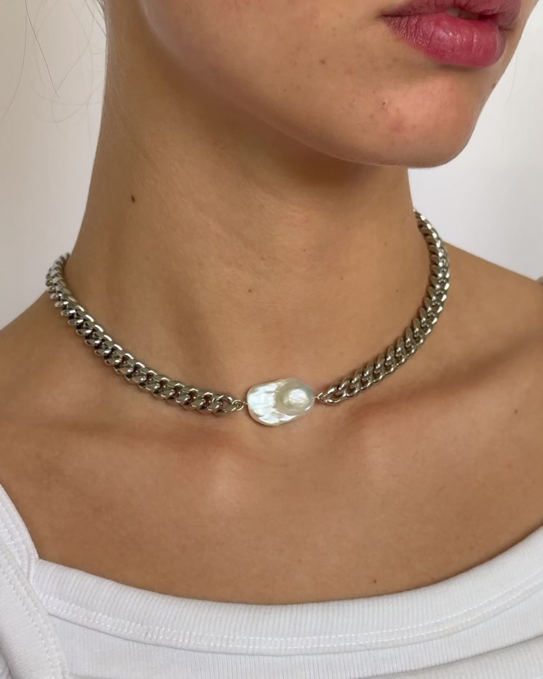 Minimal stainless steel chain necklace with natural freshwater pearl and silver-tone chunky chain design.