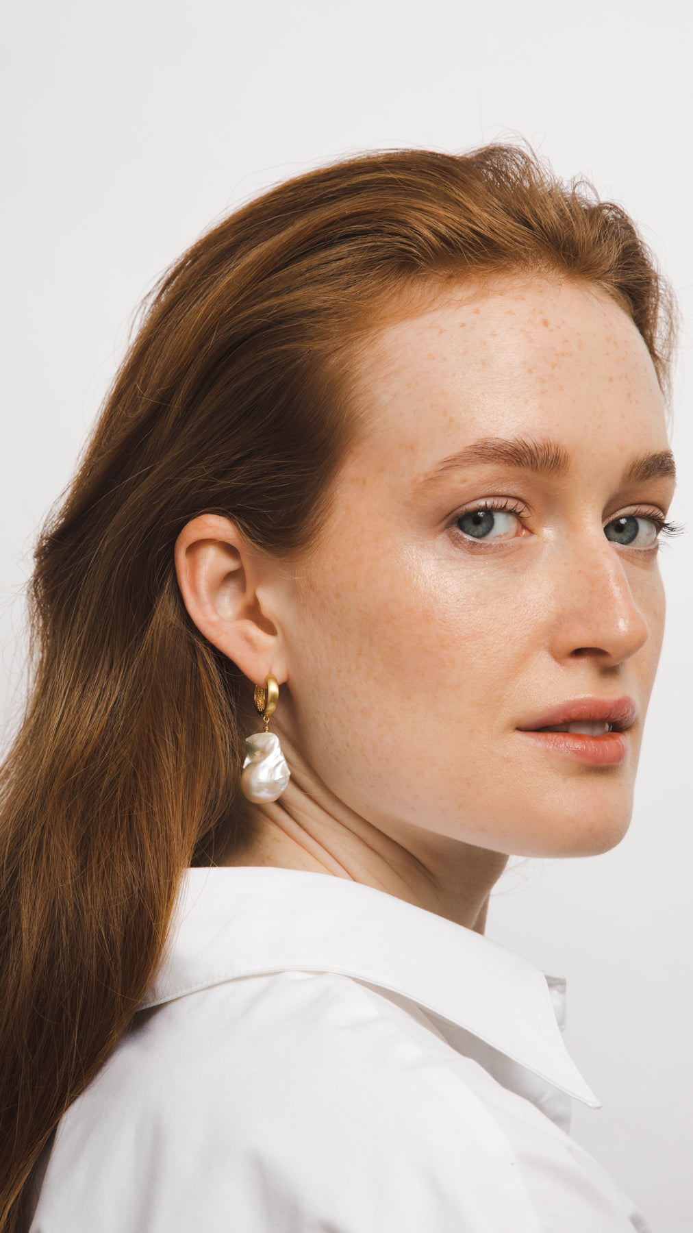 Perla Natural Baroque Earring with Chunky Hoop